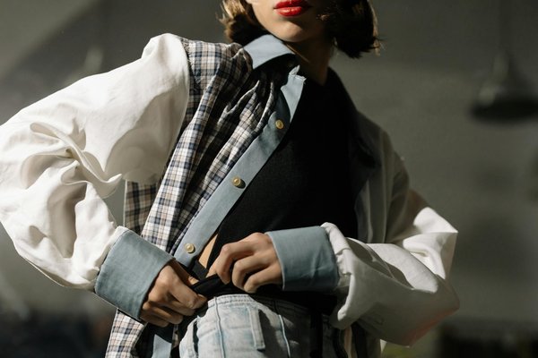 Dicas para combinar cores contrastantes na moda com elegância e equilíbrio